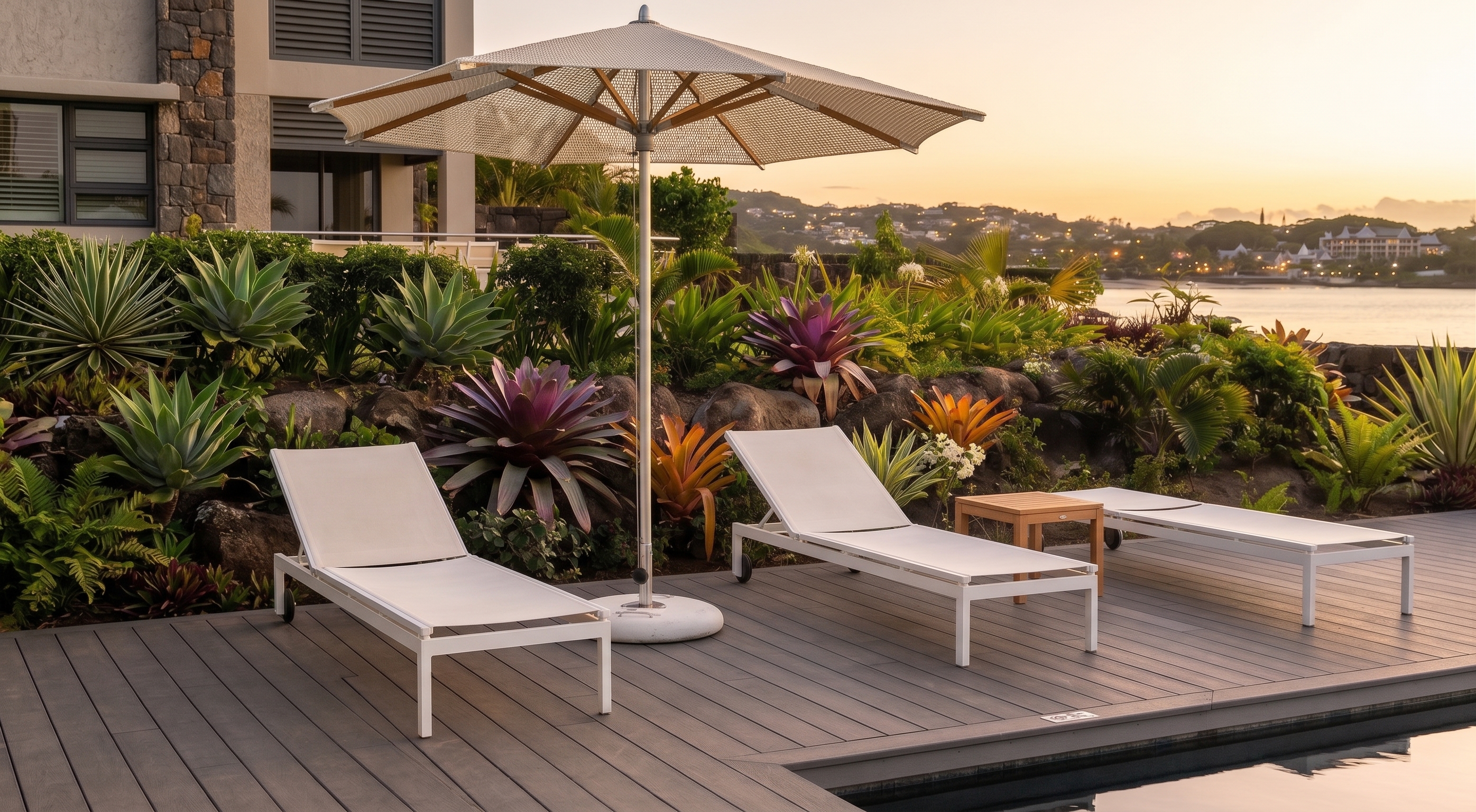 Tour de piscine en terrasse composite avec lames grises