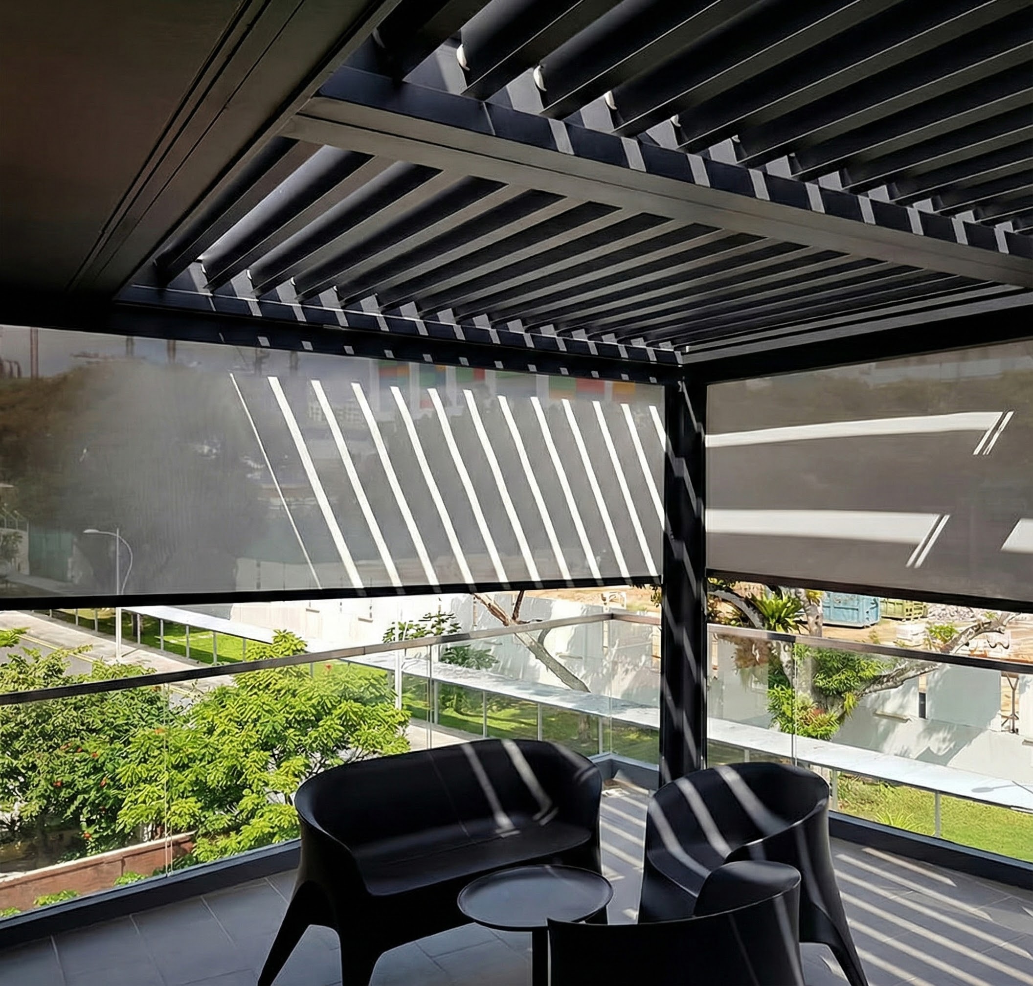 Pergola bioclimatique blanche reflechissant chaleur