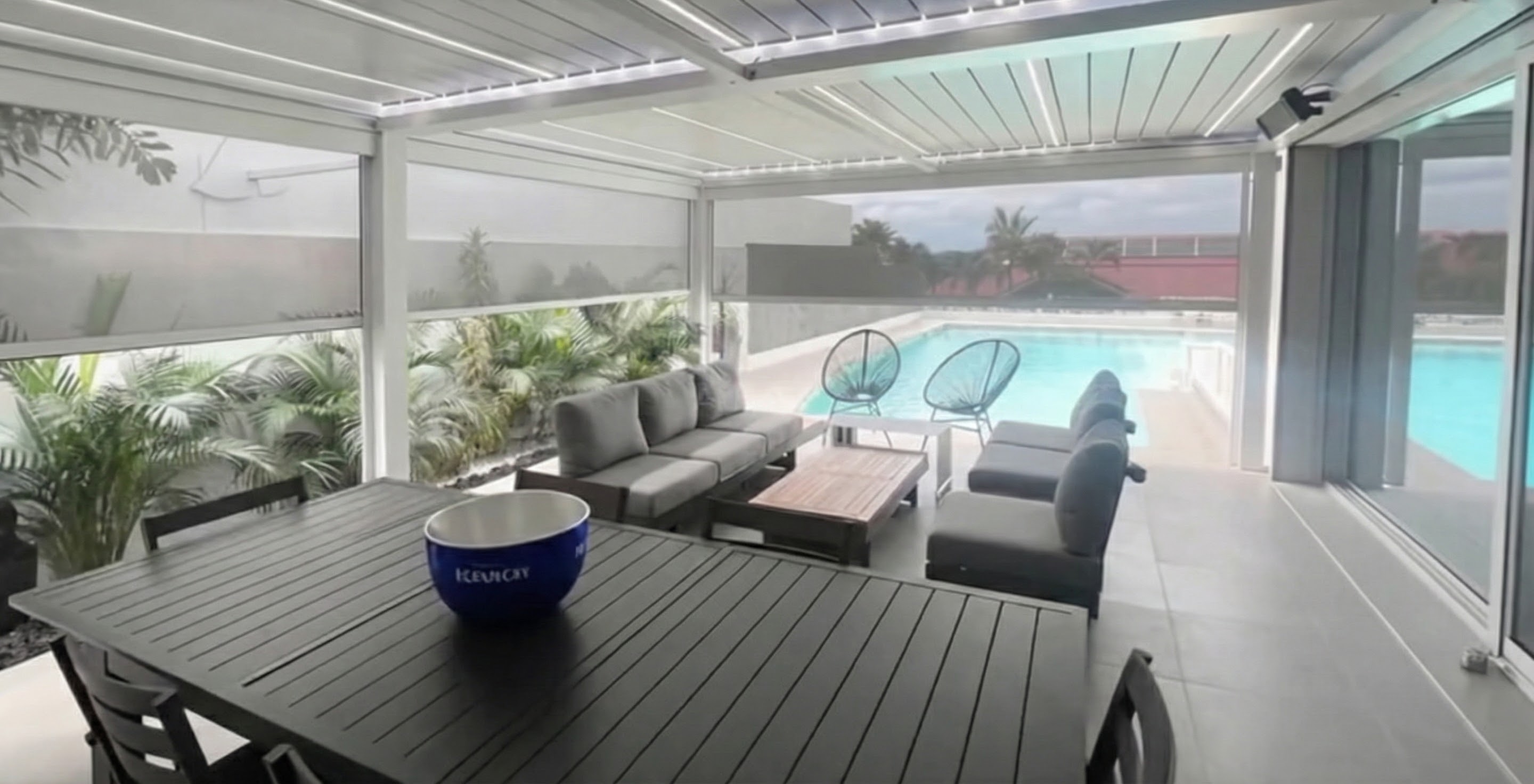 Pergola bioclimatique couverture spa jacuzzi exterieur