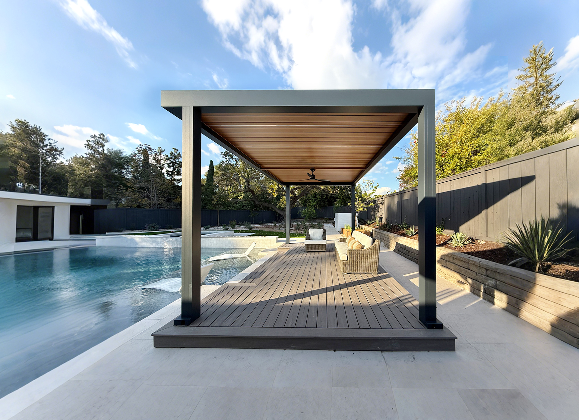 Pergola bioclimatique terrasse bord de mer Saint-Martin