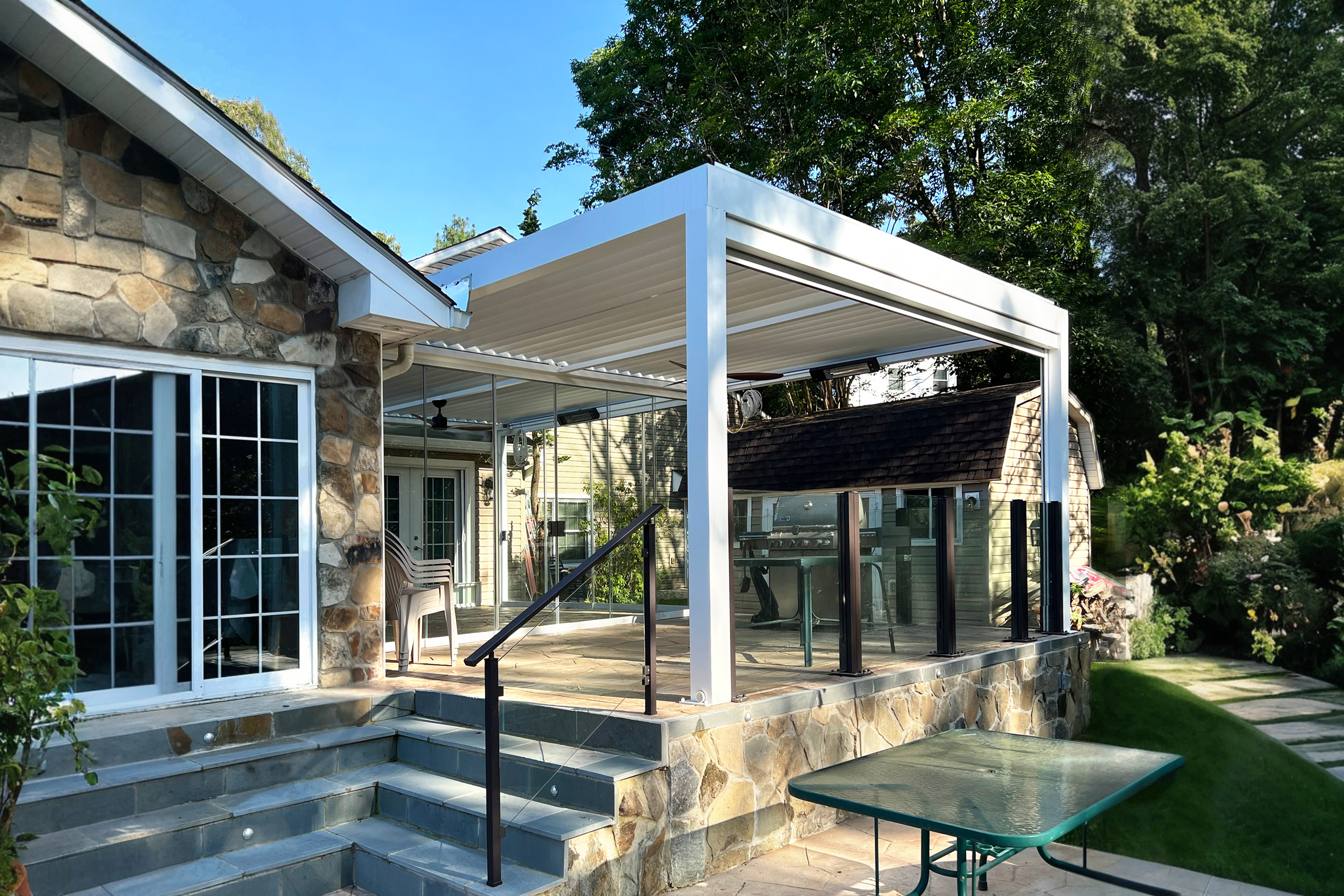 Toiture pergola solide circulable resistant charges